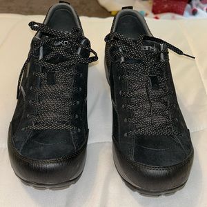 Dansko Paisley Black/black suede sneaker